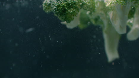 Grüner-Frischer-Brokkoli,-Der-Vor-Dem-Kochen-In-Zeitlupe-In-Klarem-Wasser-Gewaschen-Wird